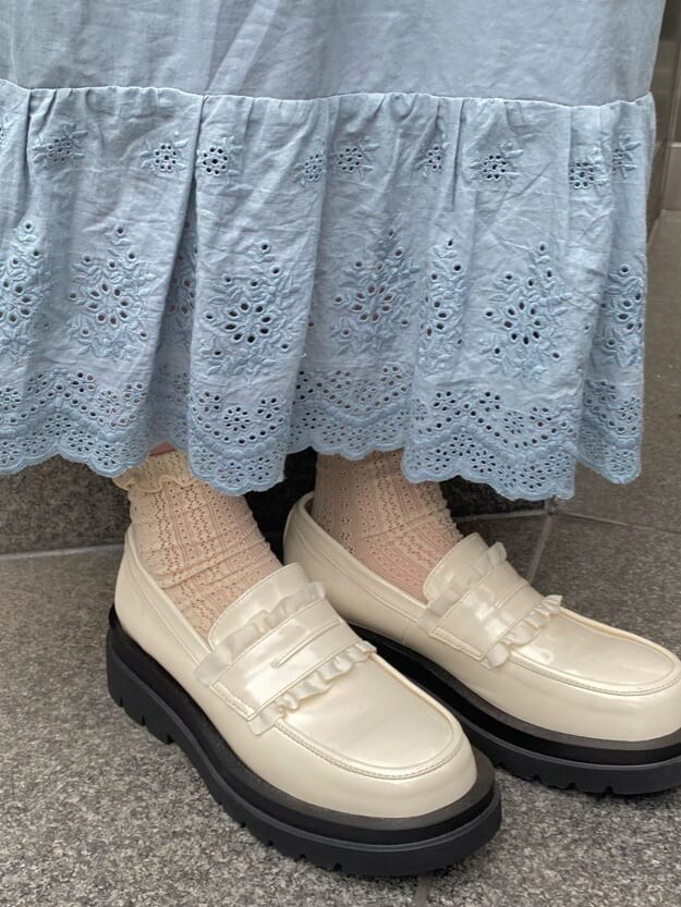 ホワイト系のシャツ/ブラウス、ブルー系のワンピース、ホワイト系のショルダーバッグを着用したレディースの春コーディネートの6枚目の写真