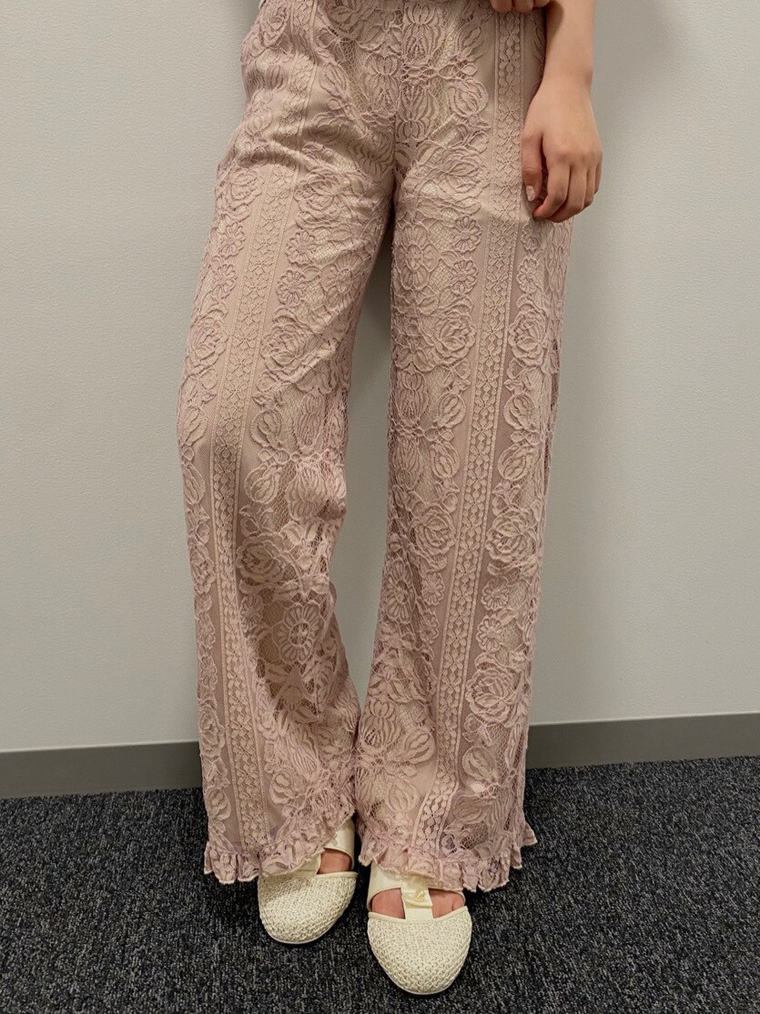 パープル系のその他パンツ、ホワイト系のパンプスを着用したレディースの春コーディネートの5枚目の写真