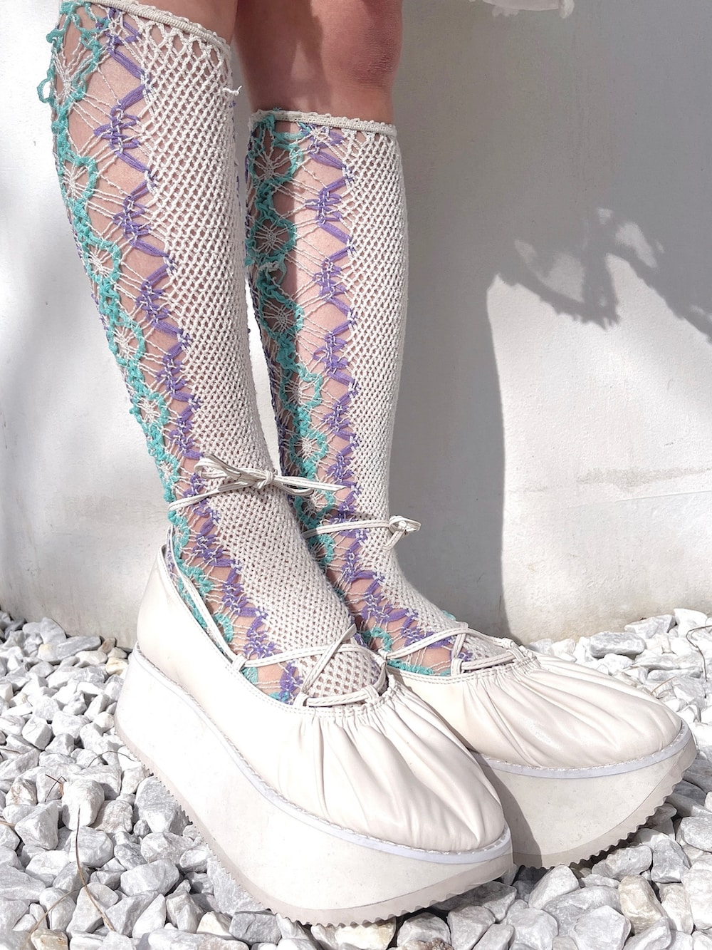 ホワイト系のワンピース、ブルー系のトートバッグ、ホワイト系のバレエシューズを着用したレディースの冬コーディネートの10枚目の写真