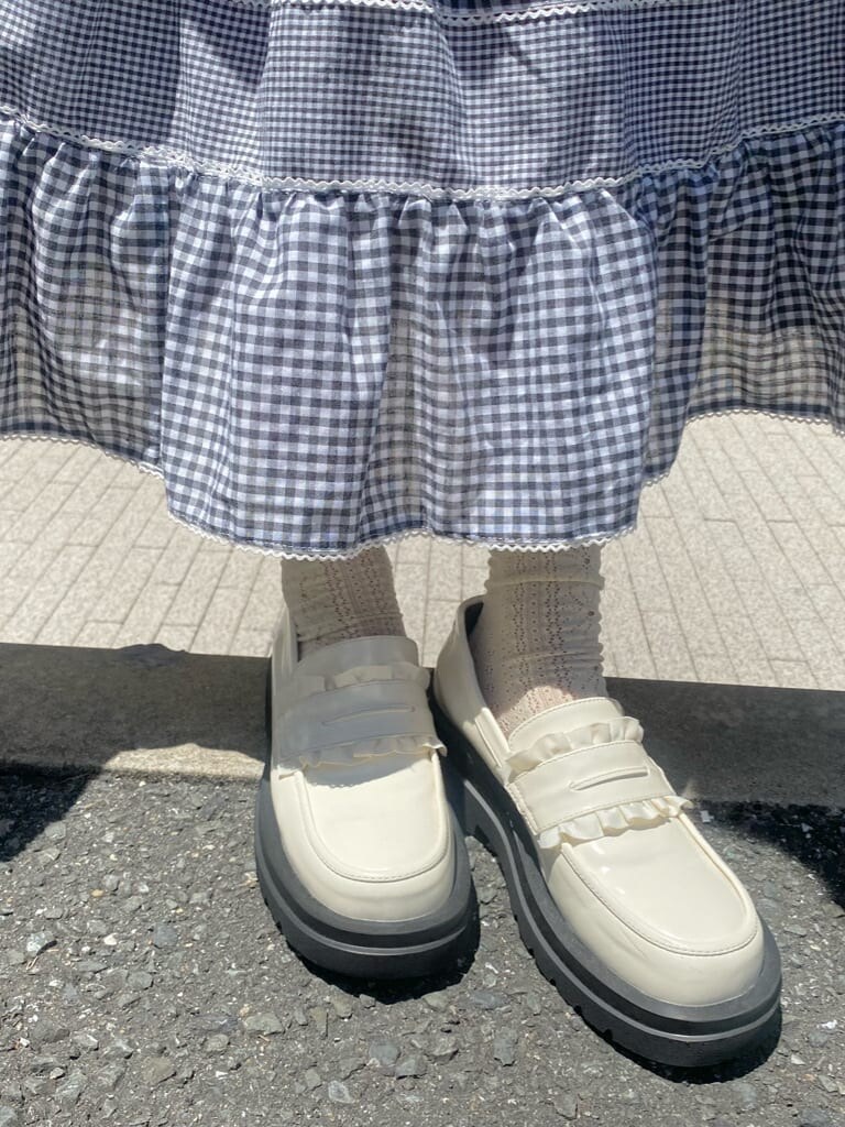 ホワイト系のローファー、ピンク系のシャツ/ブラウス、ブラック系のスカートを着用したレディースの夏コーディネートの5枚目の写真