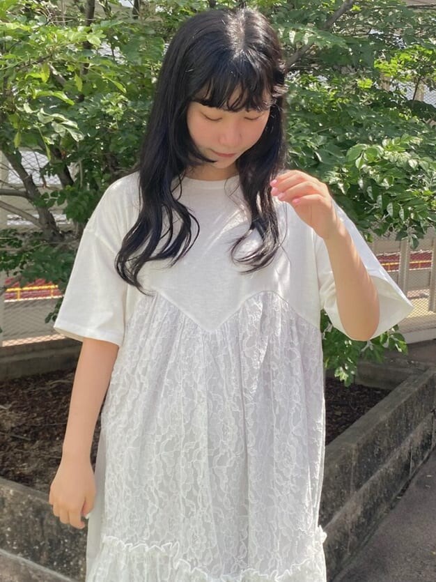 ホワイト系のスニーカー、グリーン系のその他パンツ、ホワイト系のワンピースを着用したレディースの夏コーディネートの7枚目の写真