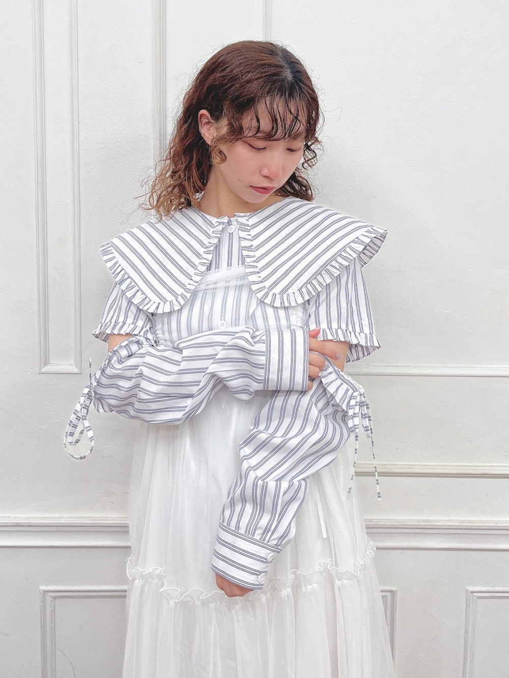 ホワイト系のシャツ/ブラウス、ホワイト系のシャツ/ブラウス、ホワイト系のワンピースを着用したレディースの夏コーディネートの7枚目の写真