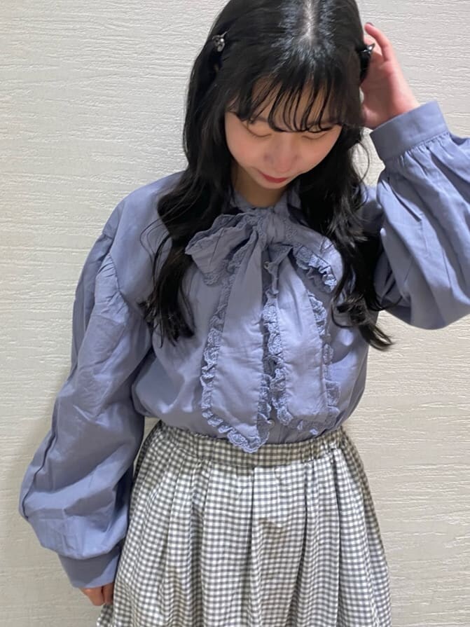 ホワイト系のパンプス、ブルー系のシャツ/ブラウス、グレー系のスカートを着用したレディースの冬コーディネートの5枚目の写真