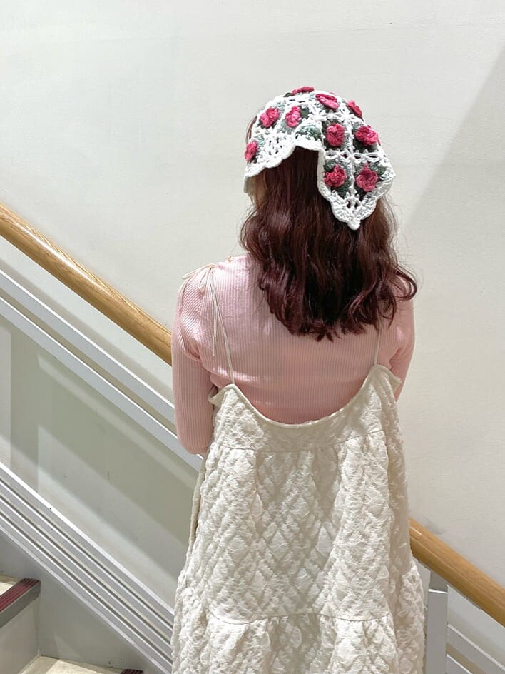 ホワイト系のワンピース、ホワイト系のパンプス、ピンク系のニット/セーターを着用したレディースの秋コーディネートの4枚目の写真