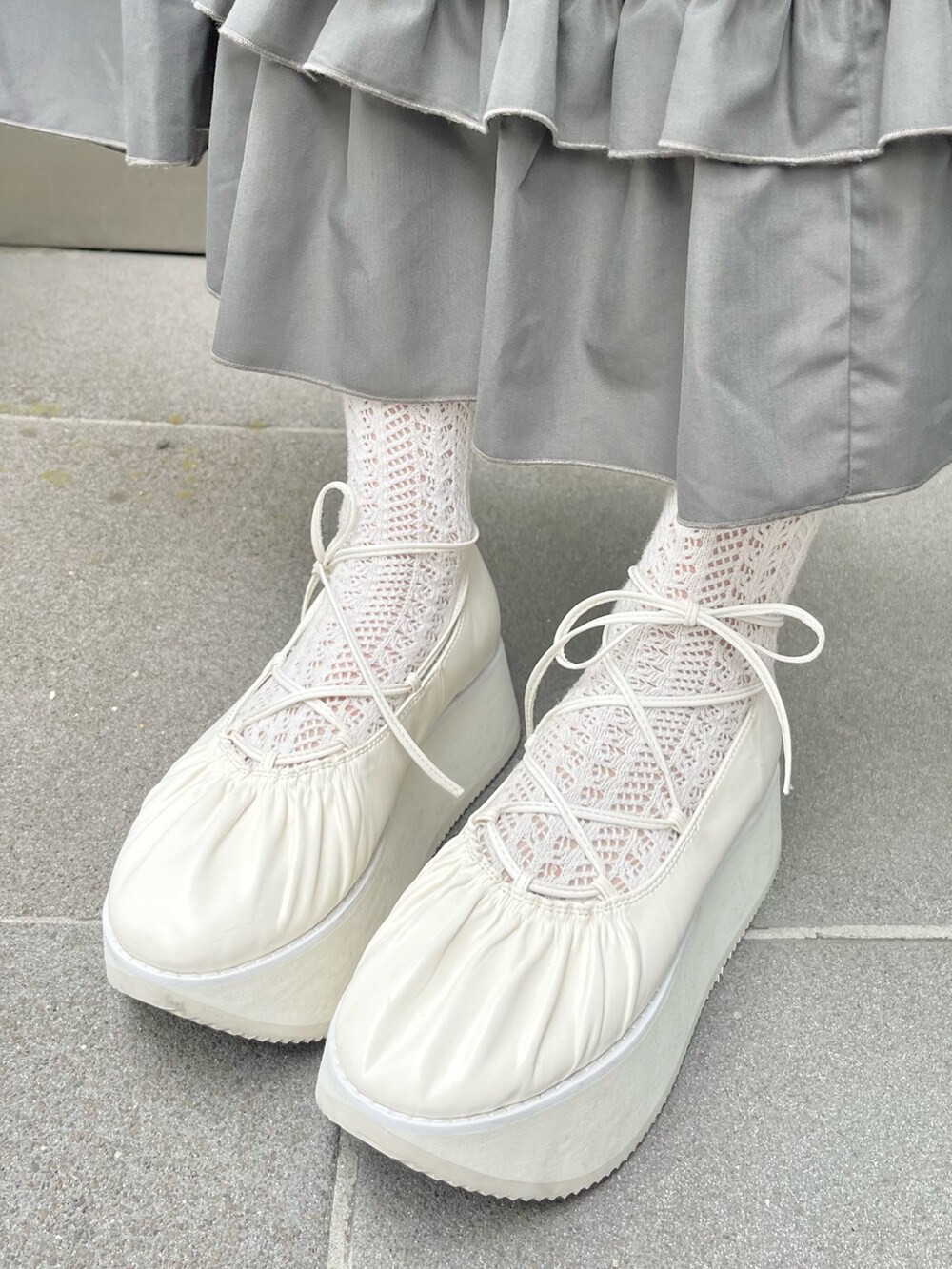 ホワイト系のTシャツ/カットソー、ホワイト系のバレエシューズ、グレー系のワンピースを着用したレディースの春コーディネートの10枚目の写真