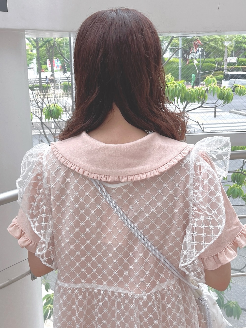 ホワイト系のショルダーバッグ、ピンク系のワンピース、ホワイト系のワンピースを着用したレディースの夏コーディネートの7枚目の写真