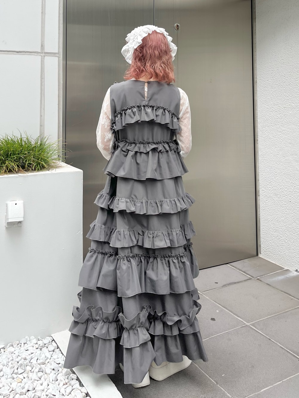 ホワイト系のTシャツ/カットソー、ホワイト系のバレエシューズ、グレー系のワンピースを着用したレディースの春コーディネートの3枚目の写真