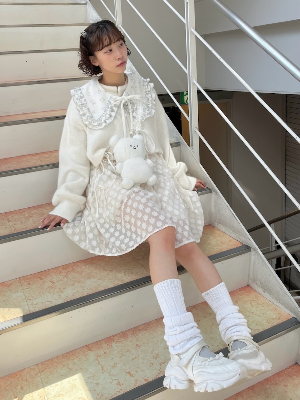 ホワイト系のカーディガン/ボレロ、ホワイト系のショルダーバッグ、ホワイト系のワンピースを着用したレディースの秋コーディネートの8枚目の写真