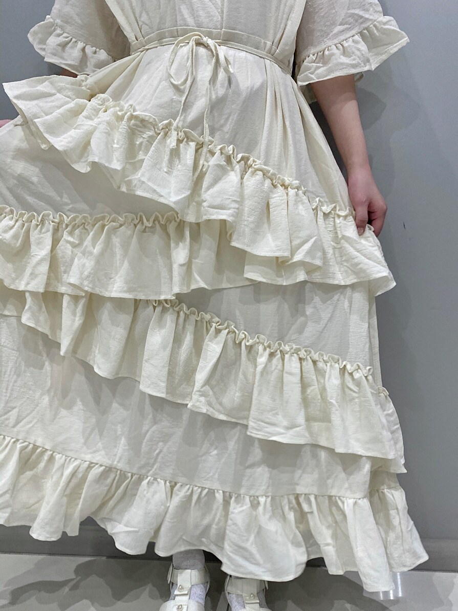 ホワイト系のパンプス、ホワイト系のハットを着用したレディースの夏コーディネートの6枚目の写真