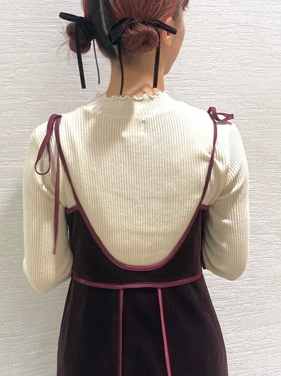 ブラック系のパンプス、ホワイト系のニット/セーター、ブラック系のパンプスを着用したレディースの秋コーディネートの6枚目の写真