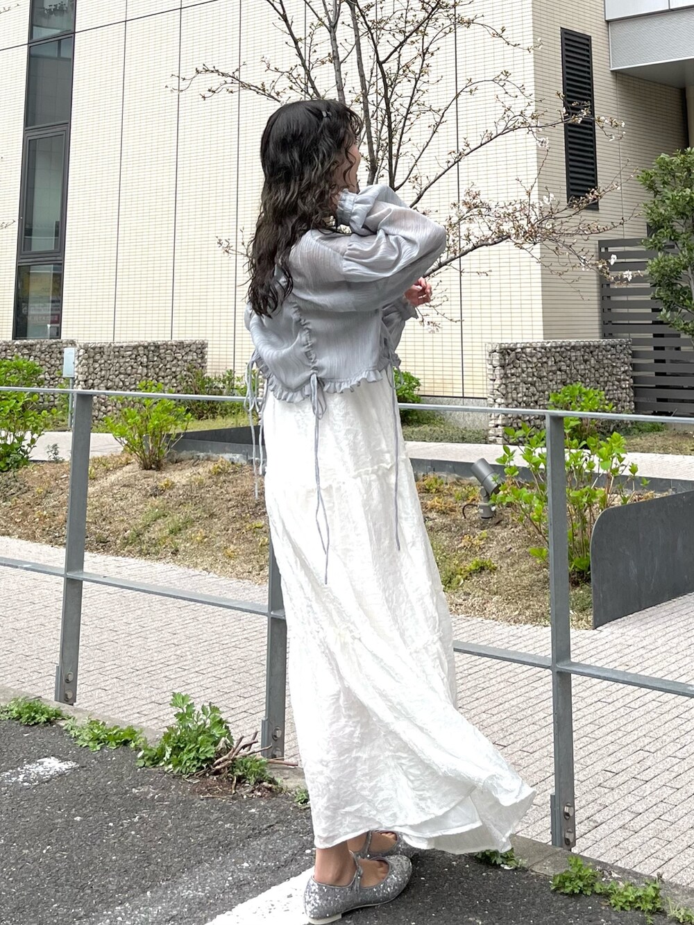 ブルー系のシャツ/ブラウス、ホワイト系のワンピース、シルバー系のパンプスを着用したレディースの春コーディネートの2枚目の写真