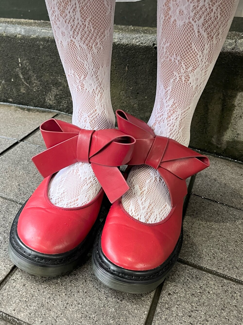 レッド系のカーディガン/ボレロ、ホワイト系のワンピース、レッド系のバレエシューズを着用したレディースの秋コーディネートの10枚目の写真