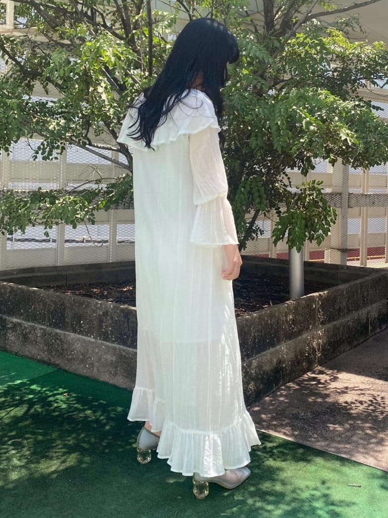 ホワイト系のワンピース、ブルー系のパンプスを着用したレディースの夏コーディネートの4枚目の写真