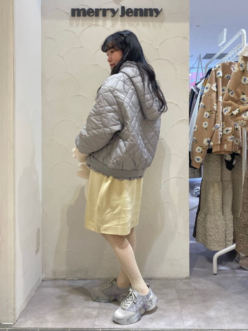 ブルー系のその他アウター、ホワイト系のワンピース、ブルー系のスニーカーを着用したレディースの秋コーディネートの3枚目の写真