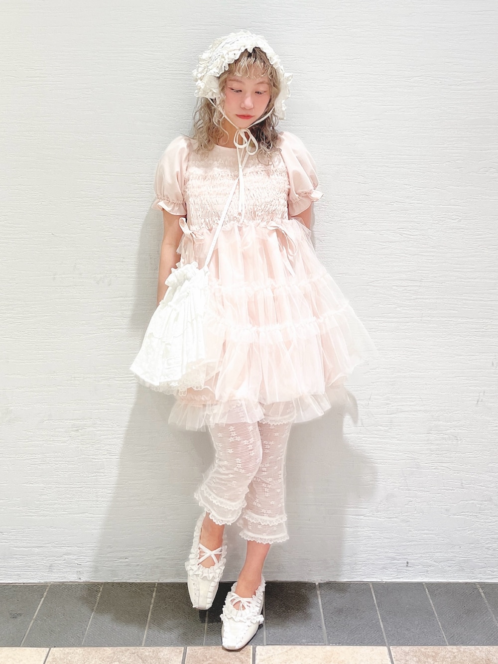 ピンク系のワンピース、ホワイト系のショルダーバッグ、ホワイト系のその他パンツを着用したレディースの春コーディネートの2枚目の写真