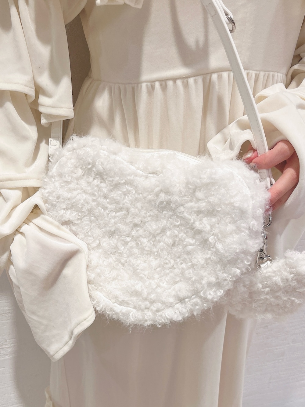 ホワイト系のカーディガン/ボレロ、ホワイト系のワンピース、ホワイト系のニット/セーターを着用したレディースの秋コーディネートの4枚目の写真