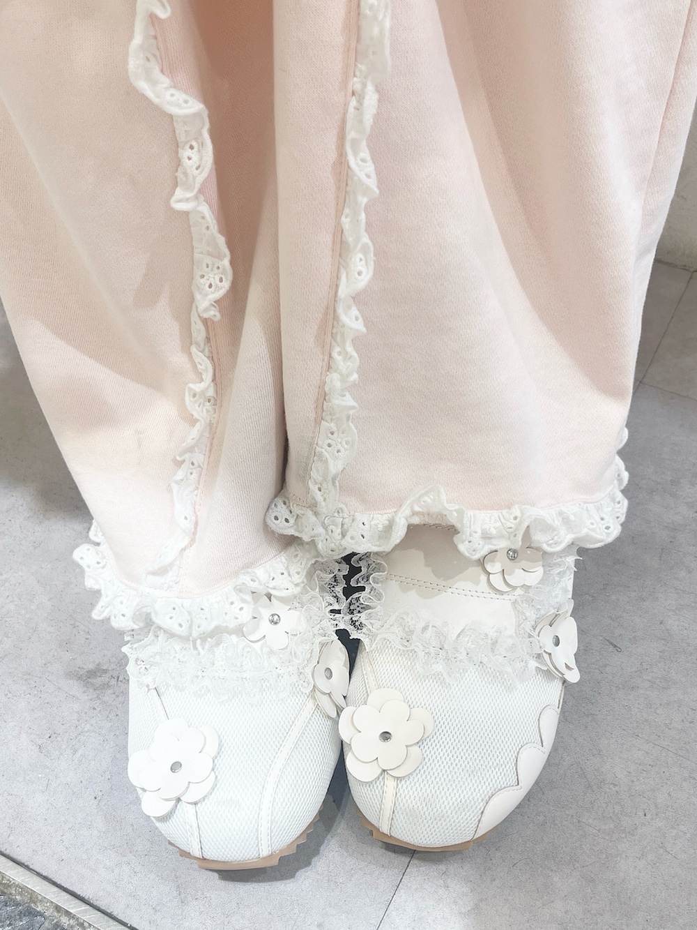 ホワイト系のワンピース、ピンク系のスウェットパンツ、ホワイト系のショルダーバッグを着用したレディースの春コーディネートの7枚目の写真