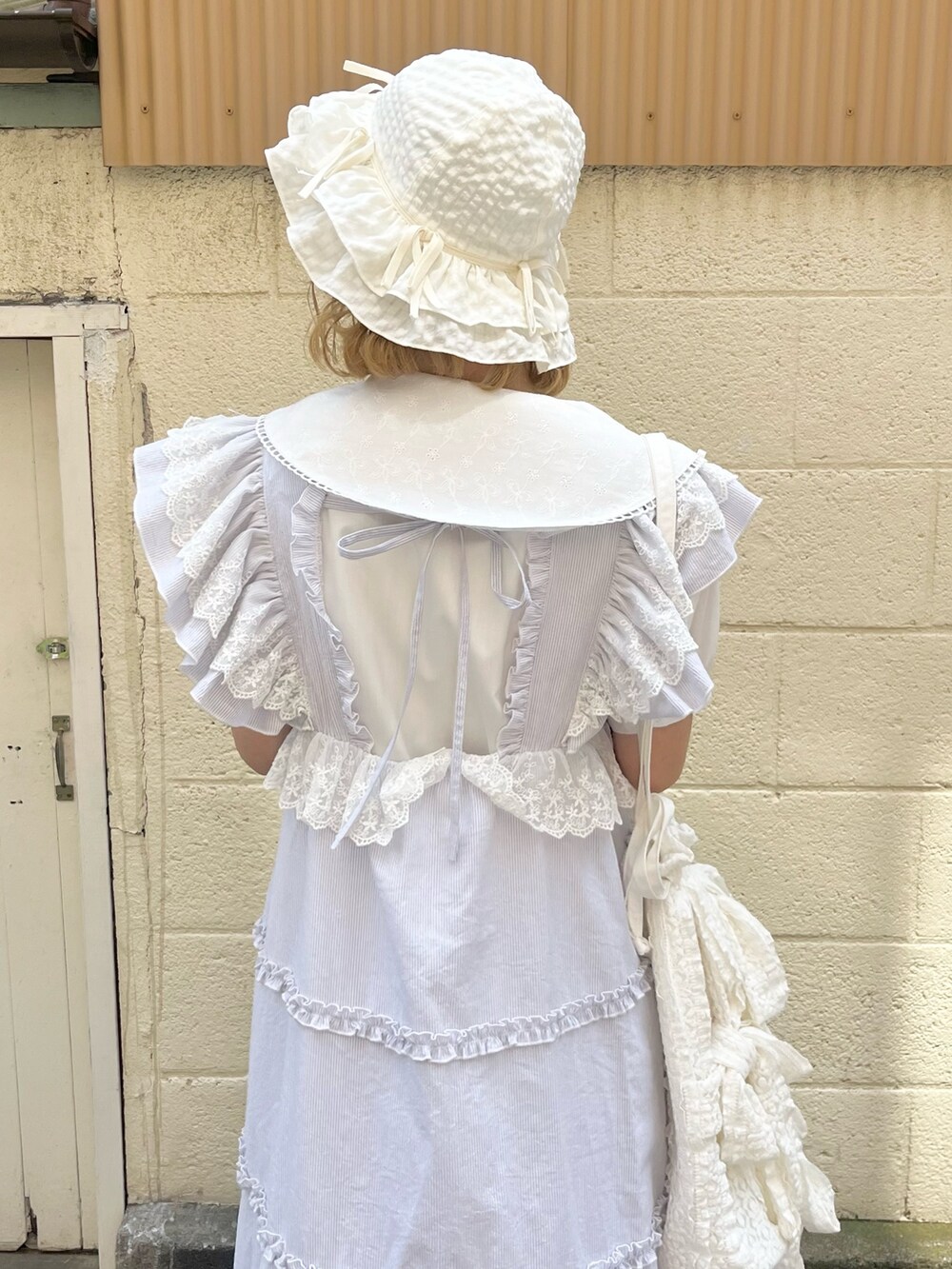 ホワイト系のシャツ/ブラウス、ブルー系のワンピース、ホワイト系のトートバッグを着用したレディースの春コーディネートの8枚目の写真