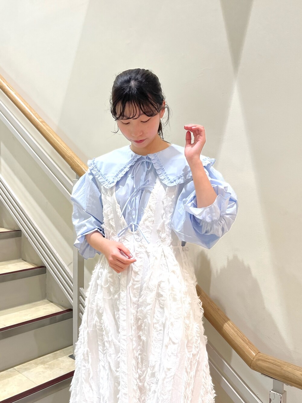 ブルー系のシャツ/ブラウス、ホワイト系のパンプス、ホワイト系のワンピースを着用したレディースの春コーディネートの4枚目の写真