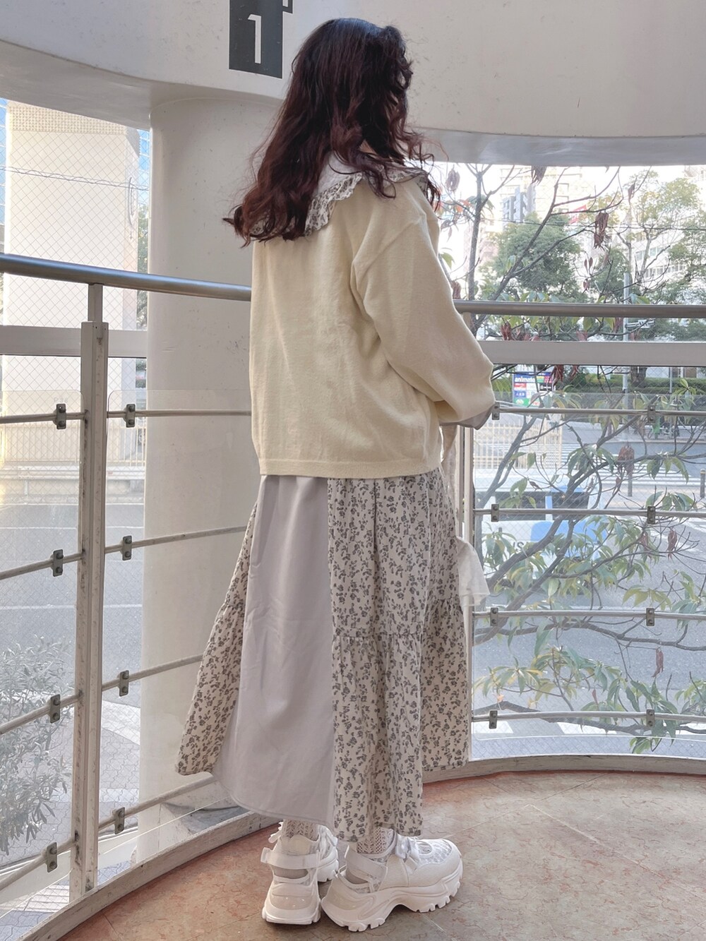 ブルー系のワンピース、ホワイト系のカーディガン/ボレロ、ホワイト系のトートバッグを着用したレディースの冬コーディネートの3枚目の写真