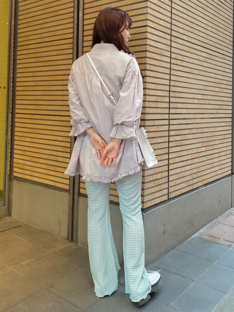 グリーン系のその他パンツ、ホワイト系のその他シューズ、ベージュ系のシャツ/ブラウスを着用したレディースの春コーディネートの2枚目の写真