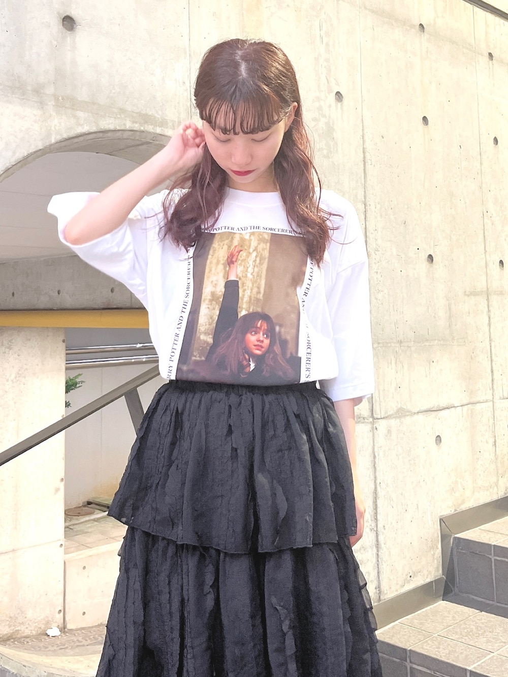 ホワイト系のTシャツ/カットソー、ブラック系のスカート、ベージュ系のスニーカーを着用したレディースの夏コーディネートの4枚目の写真