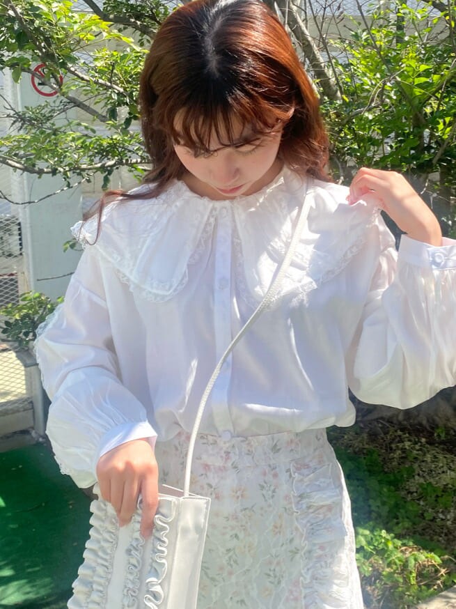 ホワイト系のショルダーバッグ、ホワイト系のシャツ/ブラウス、ピンク系のスカートを着用したレディースの春コーディネートの4枚目の写真