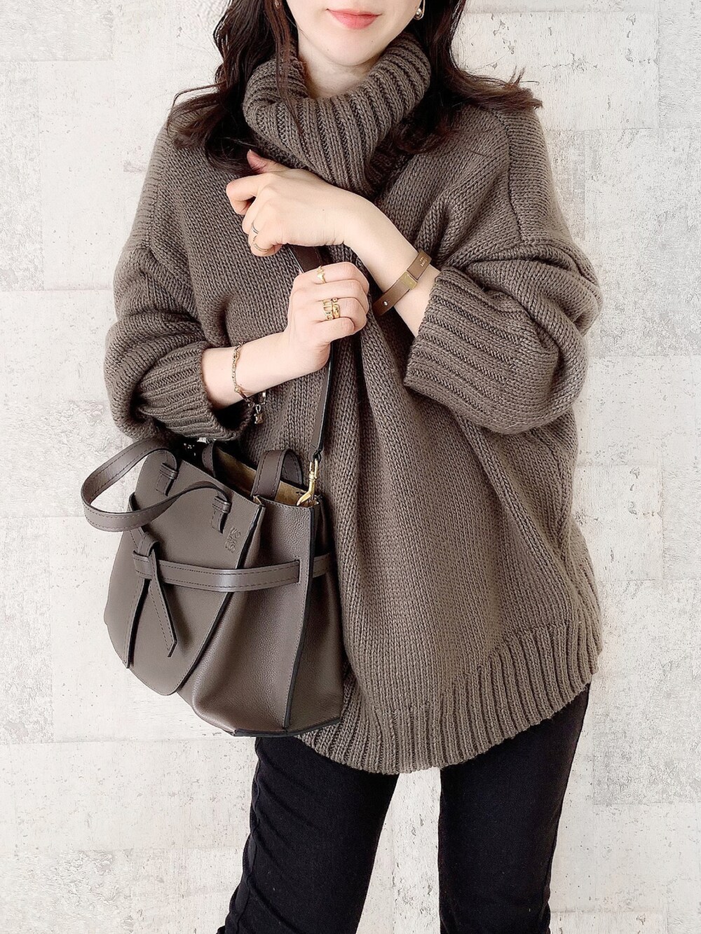 「冬コーデ、オトナカジュアル、moment+、momentplus、ニットコーデ、プチプラ、クリスマスに着たい服、シンプルコーデ、きれいめカジュアル、大人カジュアル、秋冬コーデ、今日のコーデ、オーバーサイズ、タートルネックニット、レギパン」｜「moment+の【2021A/W New Arrival】3G BIGタートルニットプルオーバー（ニット/セーター、グレー系）」を使った、みなみさん（レディース・165cm）の冬コーディネートの2枚目の写真