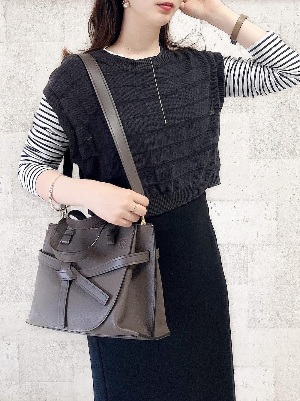 「ボーダー、ボーダートップス、ボーダーニット、ベスト、ニットベスト、春コーデ、ロエベ、UNIQLO、ユニクロコーデ、UNIQLOコーデ、黒コーデ、ワントーンコーデ」｜「hunchの重ねればコーデの幅広がる、ショートベスト（ベスト、グレー系）」を使った、みなみさん（レディース・165cm）の春コーディネートの2枚目の写真