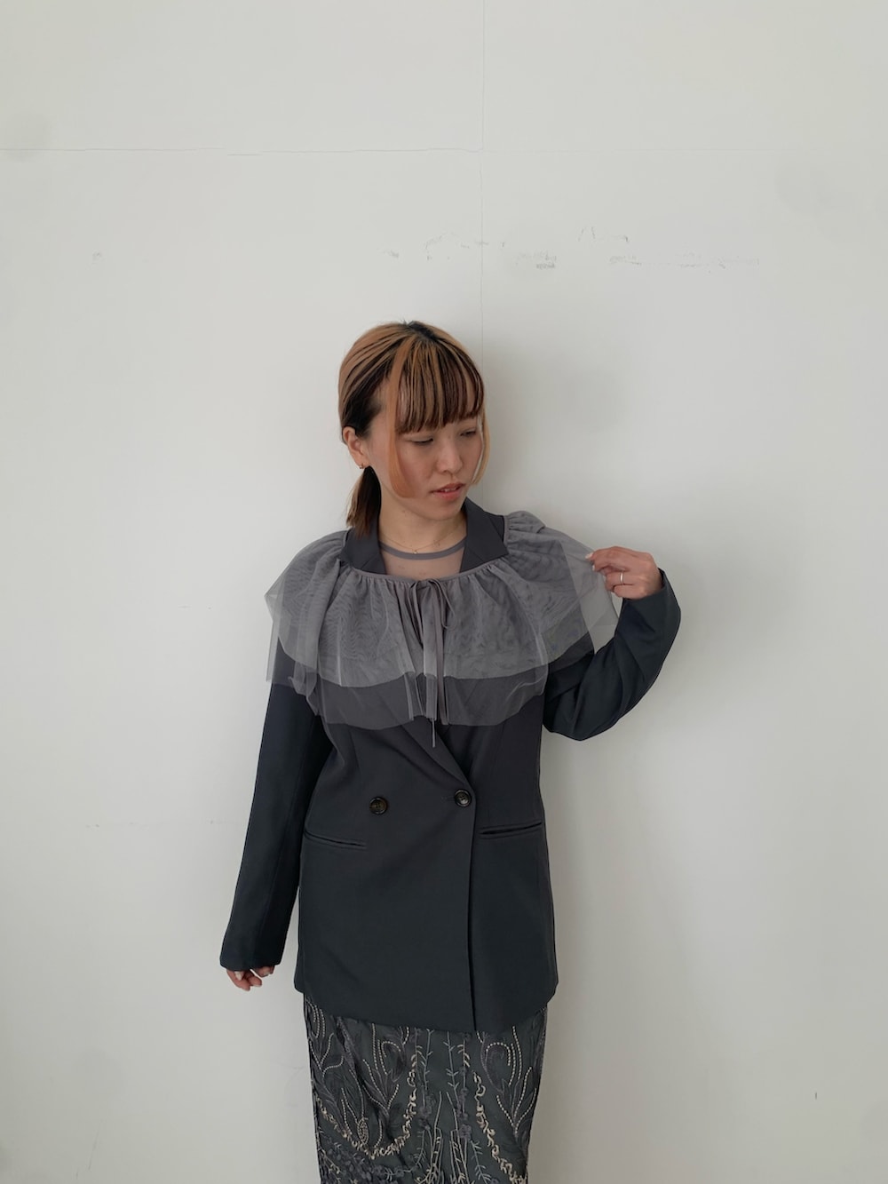 グレー系のドレス、グレー系のジャケット/アウター、ブラック系のパンプスを着用したレディースの春コーディネートの6枚目の写真