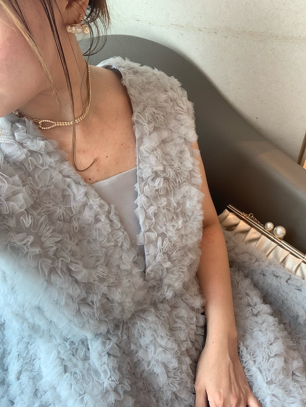 グレー系のドレスを着用したレディースの春コーディネートの6枚目の写真