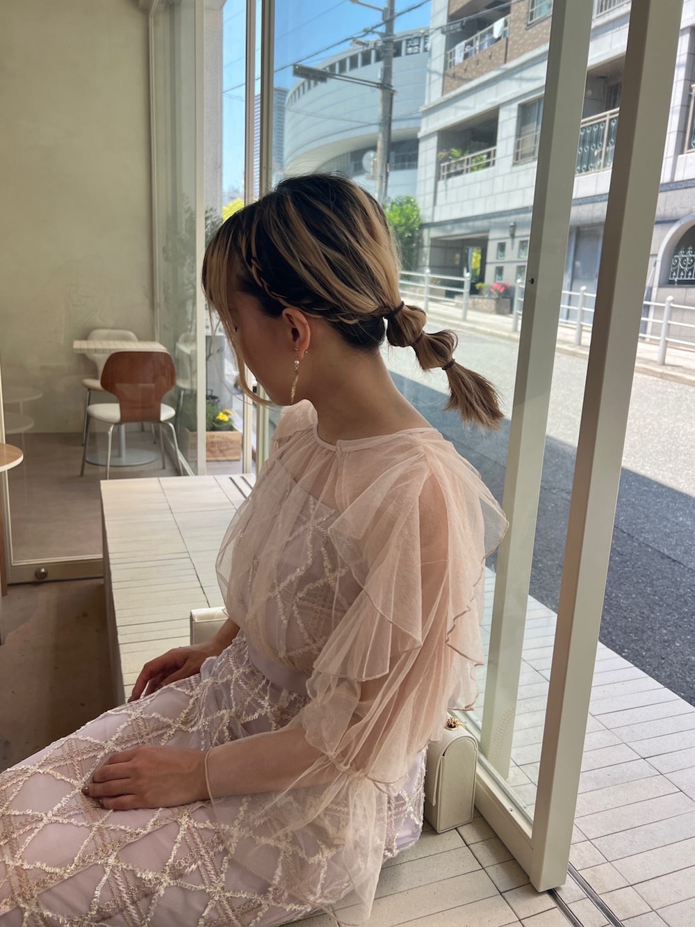 ベージュ系のクラッチバッグ、ベージュ系のパンプス、ピンク系のドレスを着用したレディースの夏コーディネートの5枚目の写真