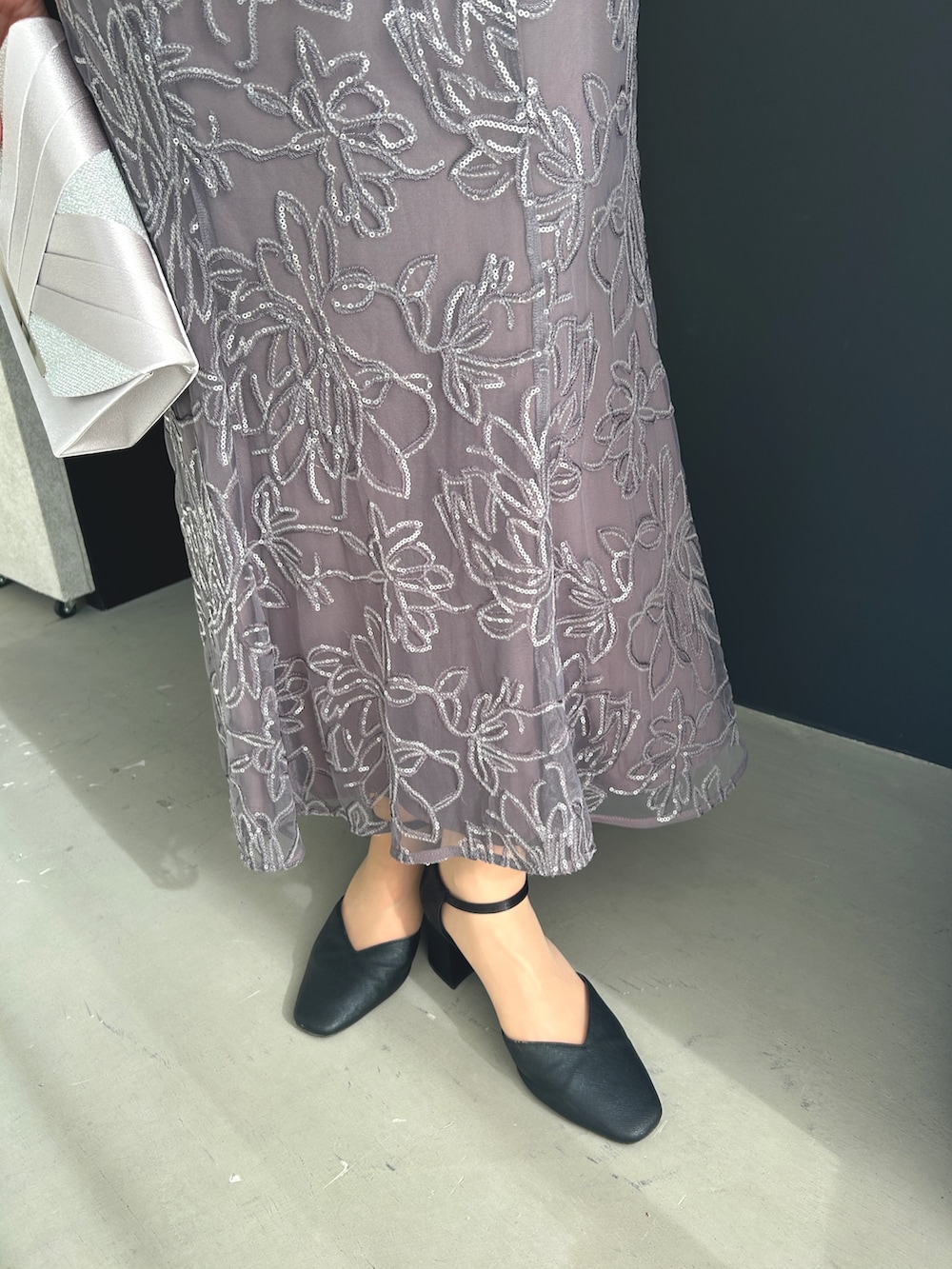 グレー系のドレス、ブラック系のパンプスを着用したレディースの冬コーディネートの6枚目の写真