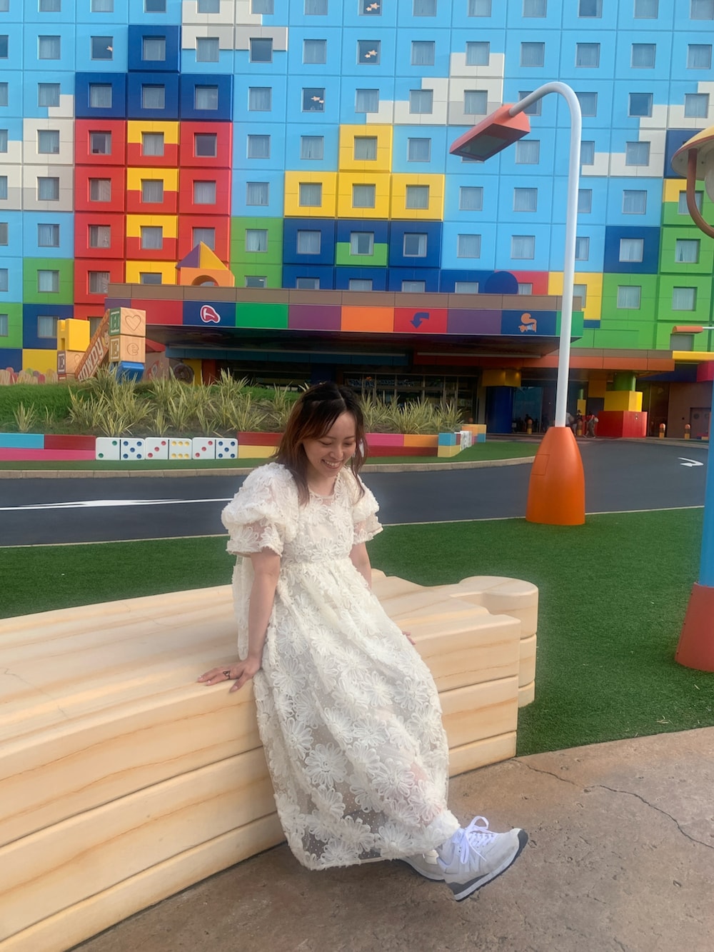 ホワイト系のドレスを着用したレディースの夏コーディネートの4枚目の写真
