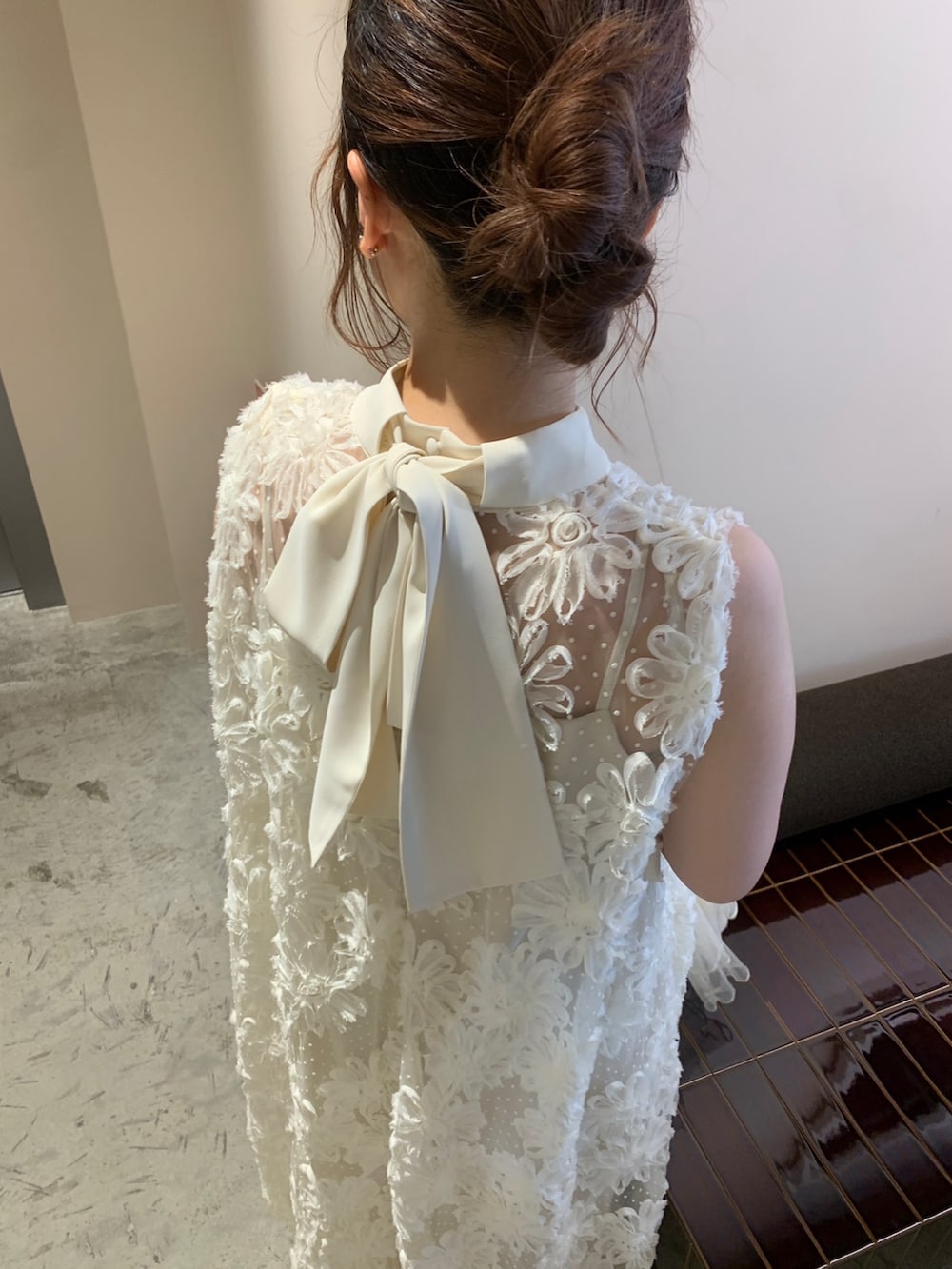 ホワイト系のドレス、ホワイト系のカーディガン/ボレロ、ベージュ系のパンプスを着用したレディースの夏コーディネートの5枚目の写真