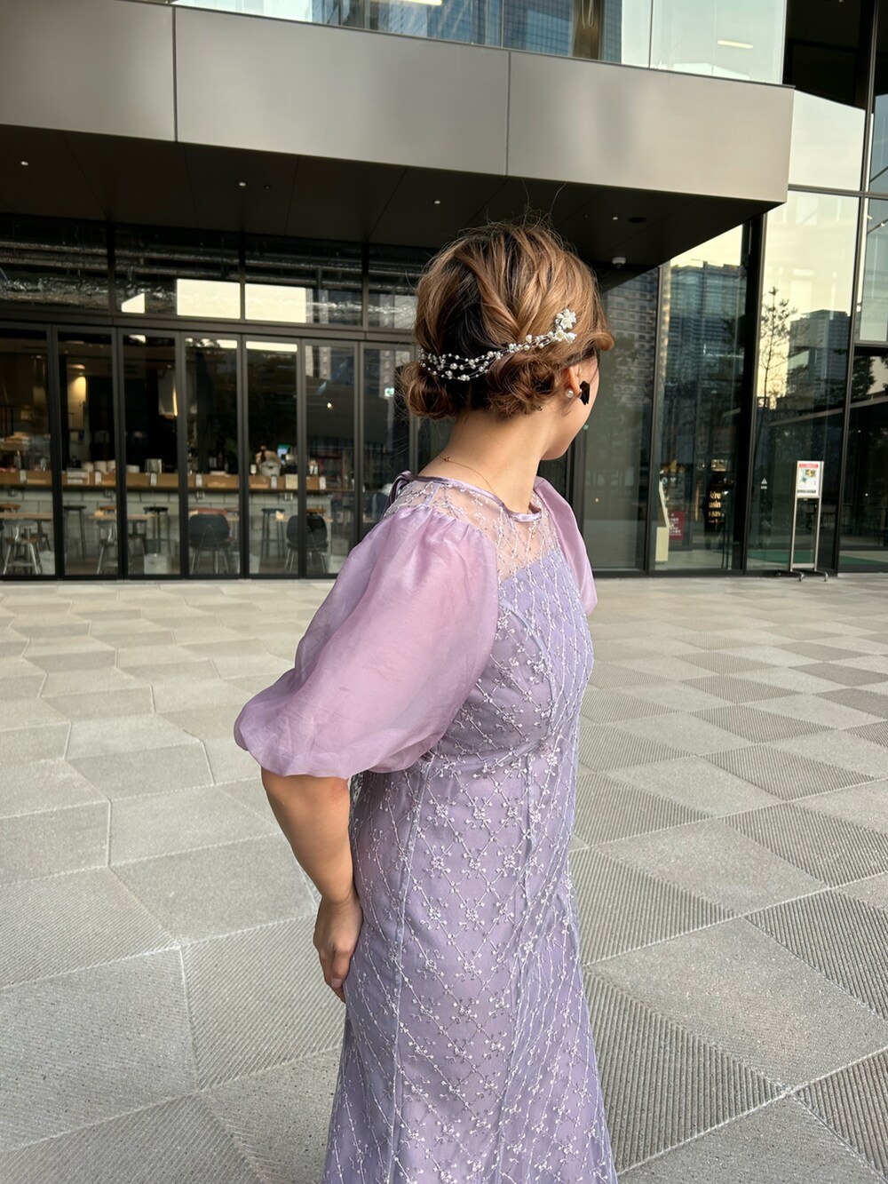 パープル系のワンピース/ドレス、ブラック系のピアス（両耳用）、シルバー系のヘアピンを着用したレディースの春コーディネートの5枚目の写真