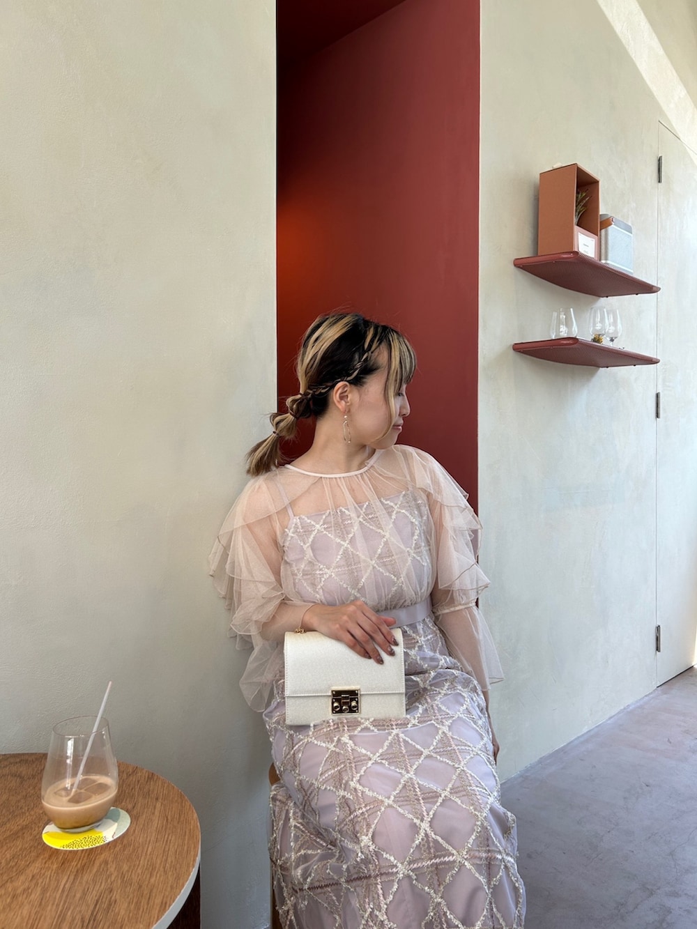 ベージュ系のクラッチバッグ、ベージュ系のパンプス、ピンク系のドレスを着用したレディースの夏コーディネートの7枚目の写真