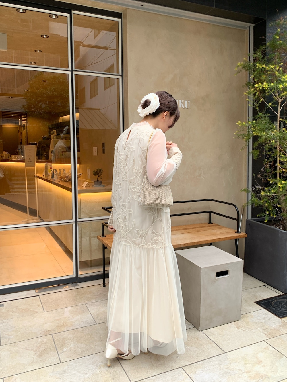 ベージュ系のドレス、ベージュ系のパンプスを着用したレディースの春コーディネートの2枚目の写真