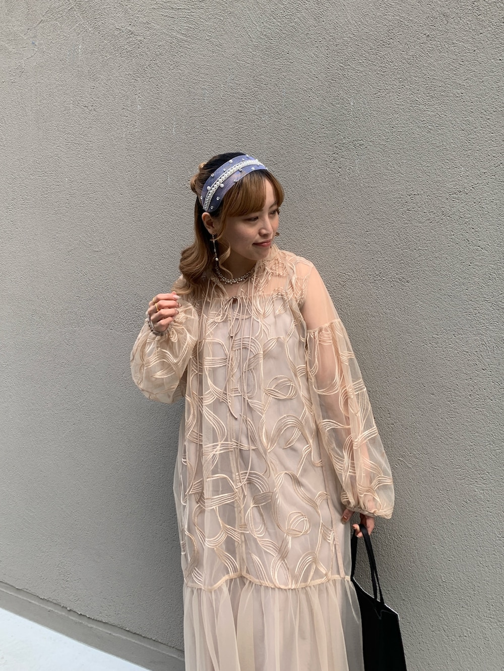 ピンク系のドレス、ホワイト系のネックレスを着用したレディースの春コーディネートの8枚目の写真