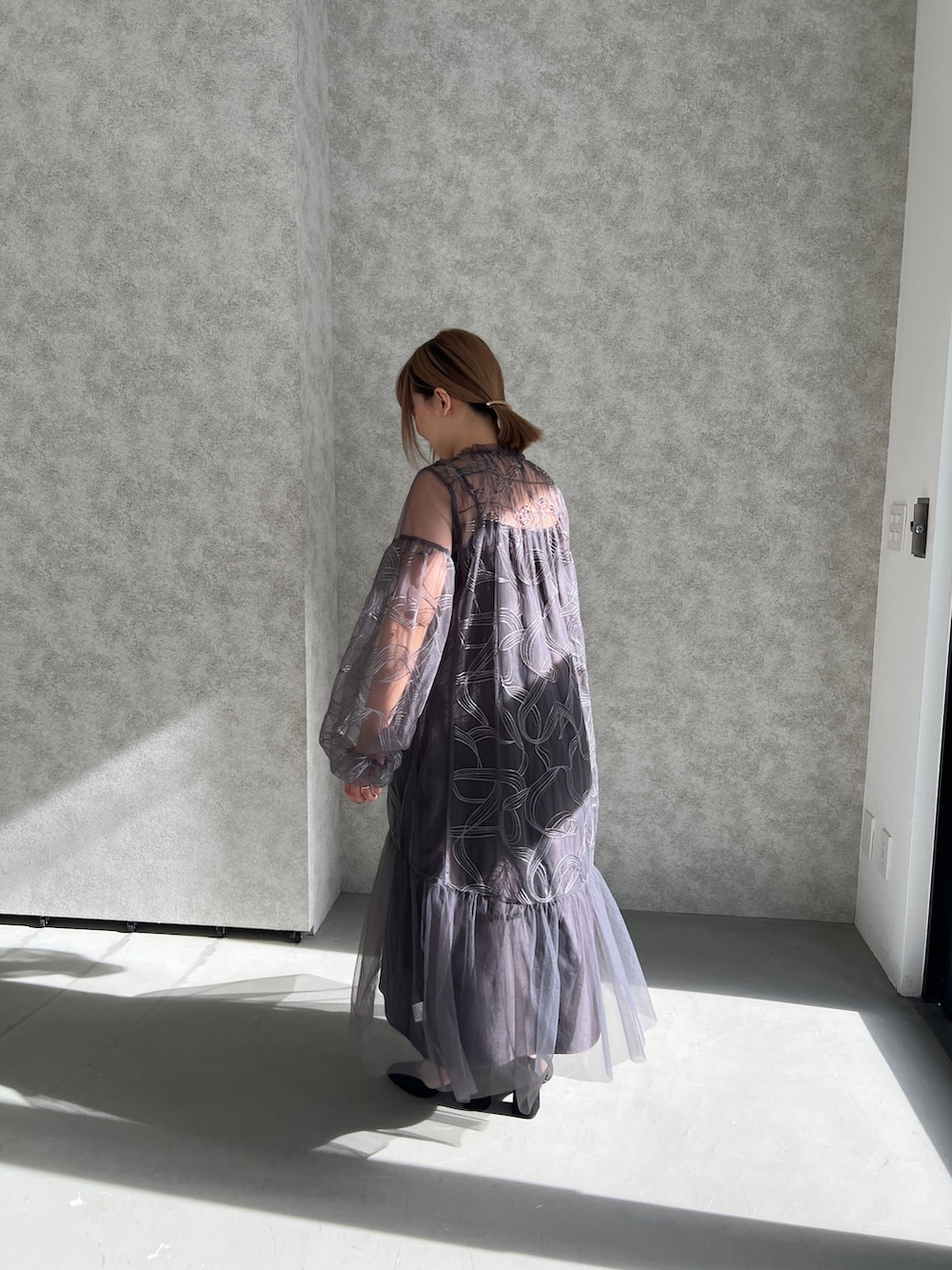 グレー系のドレス、ブラック系のパンプスを着用したレディースの夏コーディネートの5枚目の写真