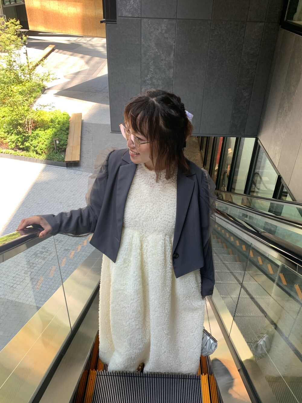 ホワイト系のドレスを着用したレディースの秋コーディネートの8枚目の写真