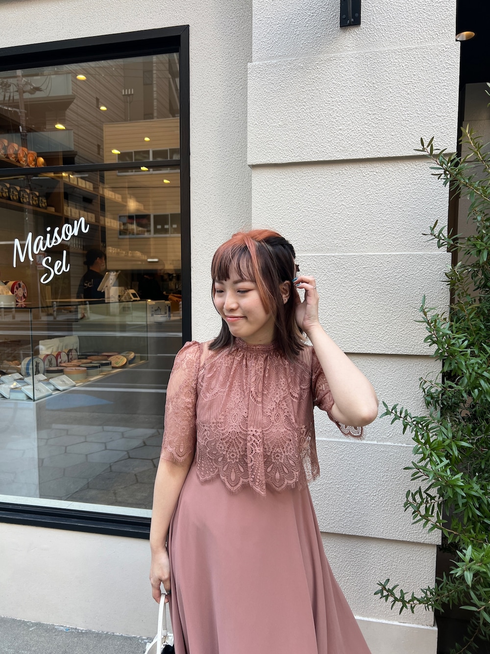 ピンク系のドレス、ベージュ系のシューズ、ベージュ系のバッグを着用したレディースの春コーディネートの3枚目の写真