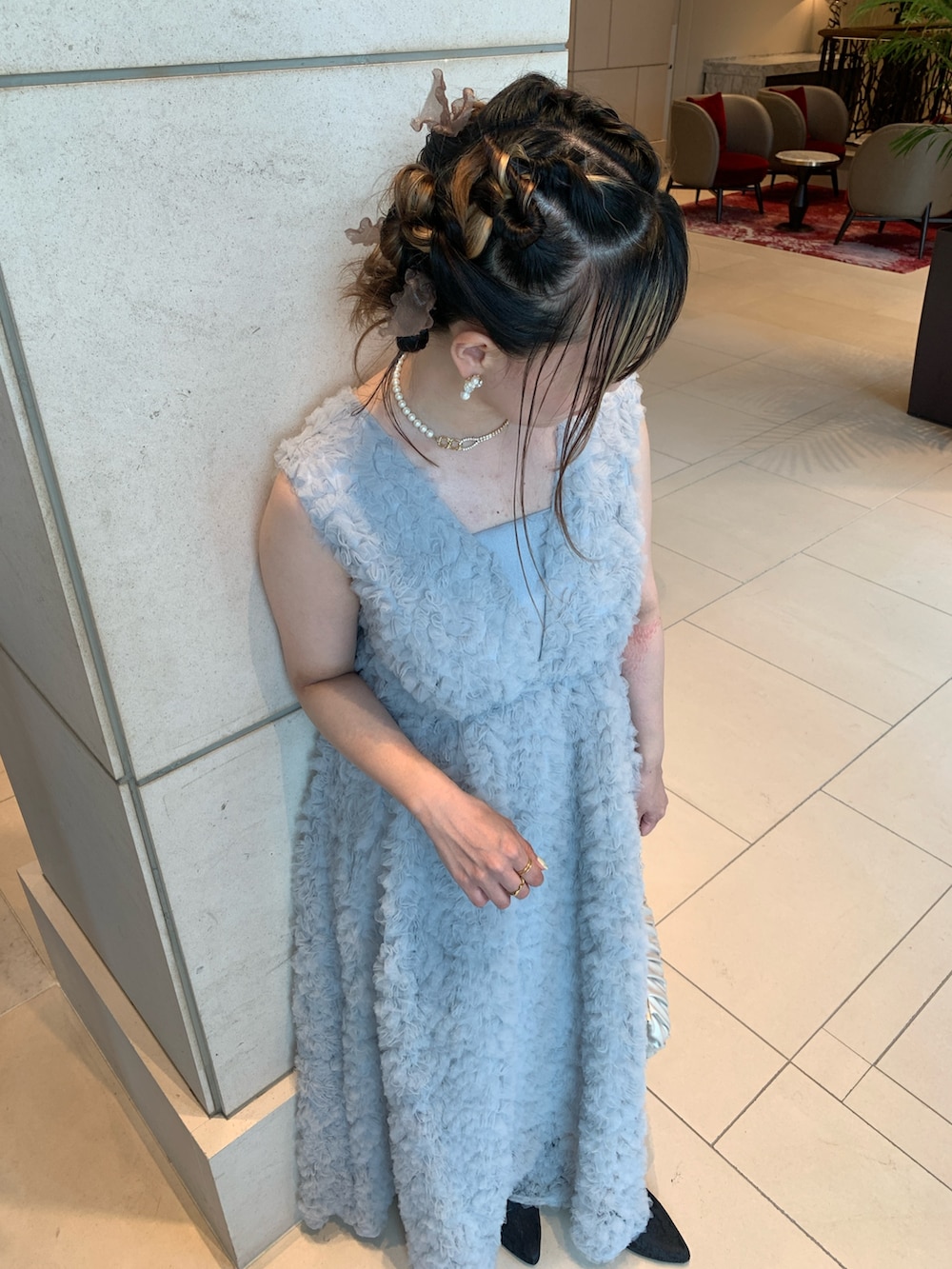 グレー系のドレスを着用したレディースの春コーディネートの4枚目の写真