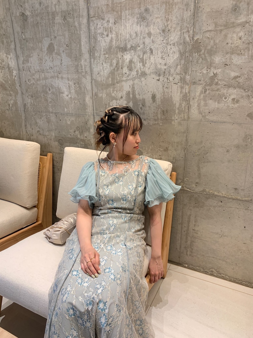ブルー系のドレス、ゴールド系のネックレスを着用したレディースの夏コーディネートの5枚目の写真
