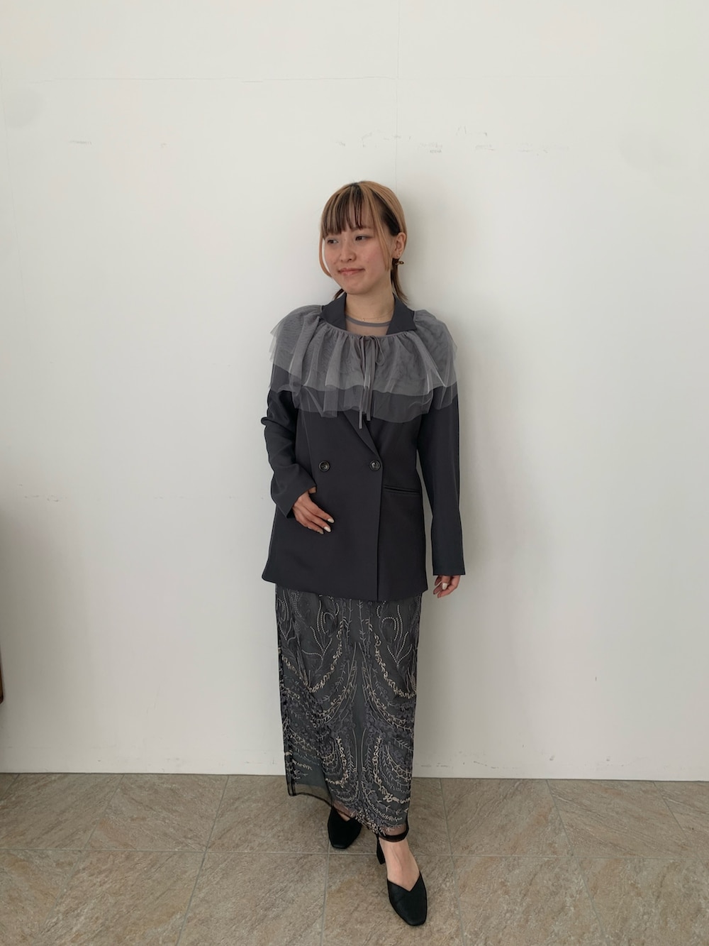 グレー系のドレス、グレー系のジャケット/アウター、ブラック系のパンプスを着用したレディースの春コーディネートの8枚目の写真