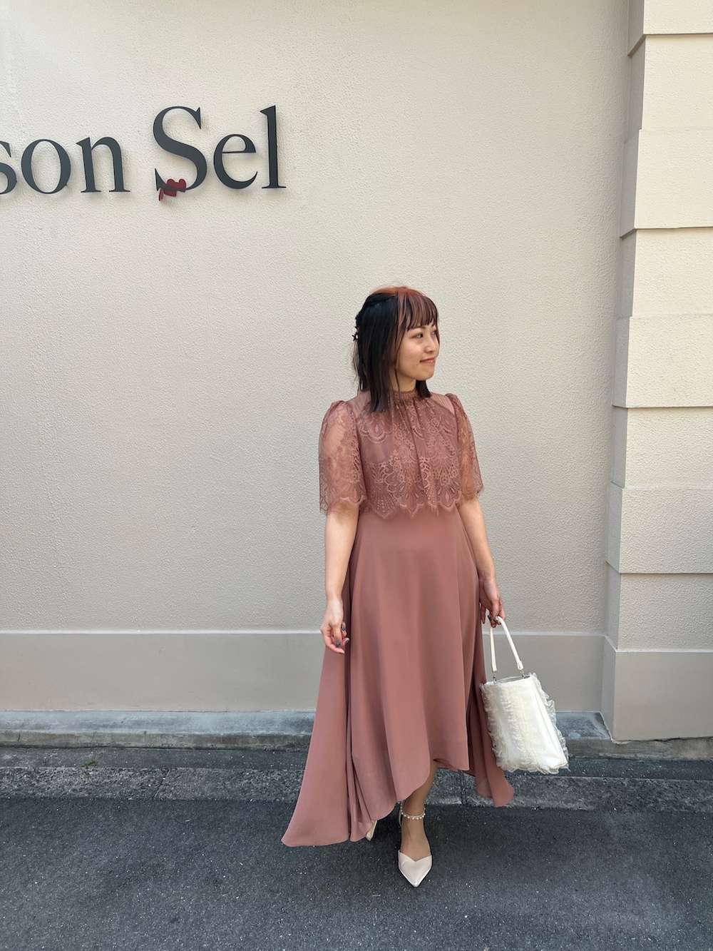 ピンク系のドレス、ベージュ系のシューズ、ベージュ系のバッグを着用したレディースの春コーディネートの4枚目の写真