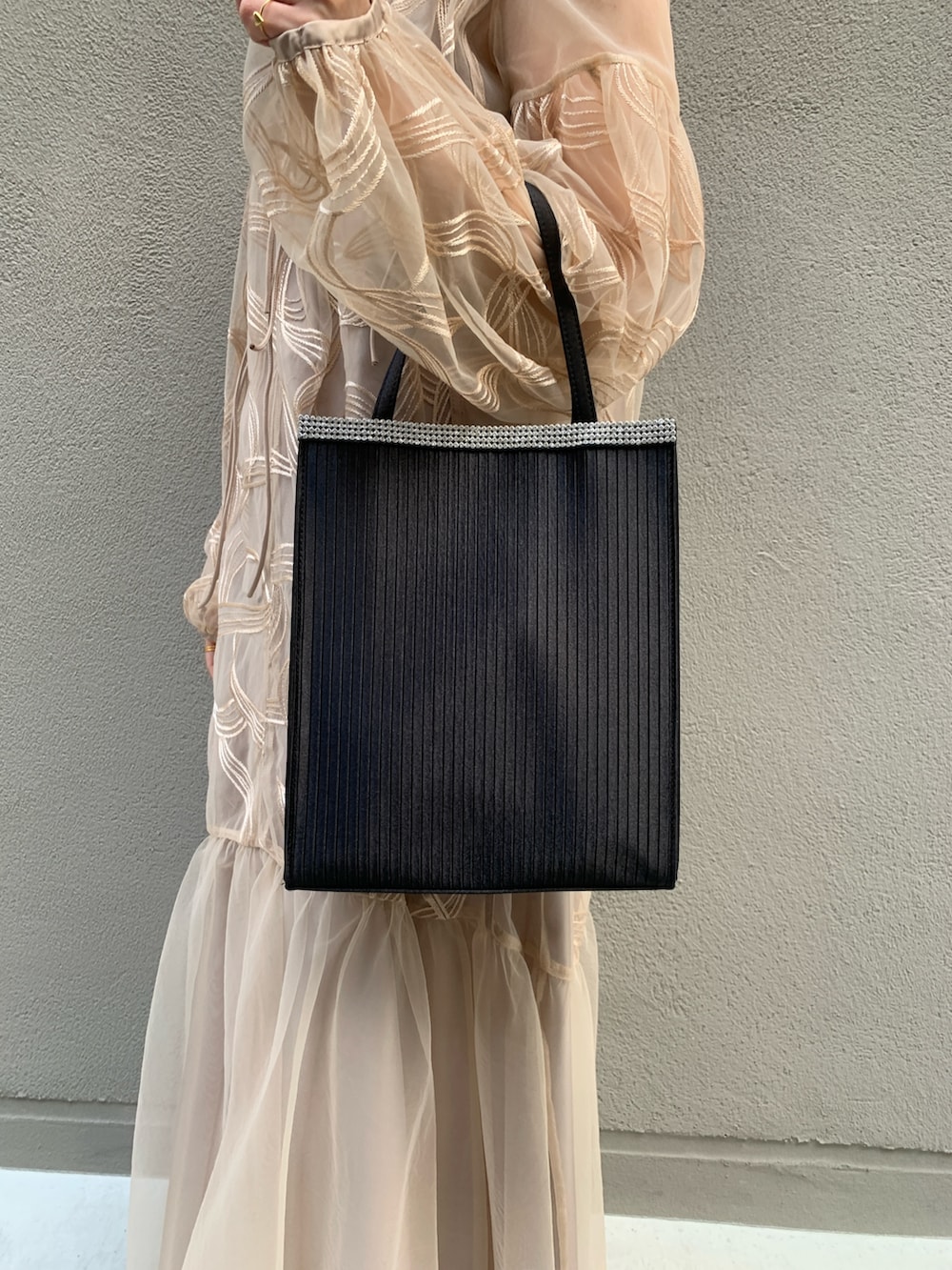 ピンク系のドレス、ホワイト系のネックレスを着用したレディースの春コーディネートの7枚目の写真