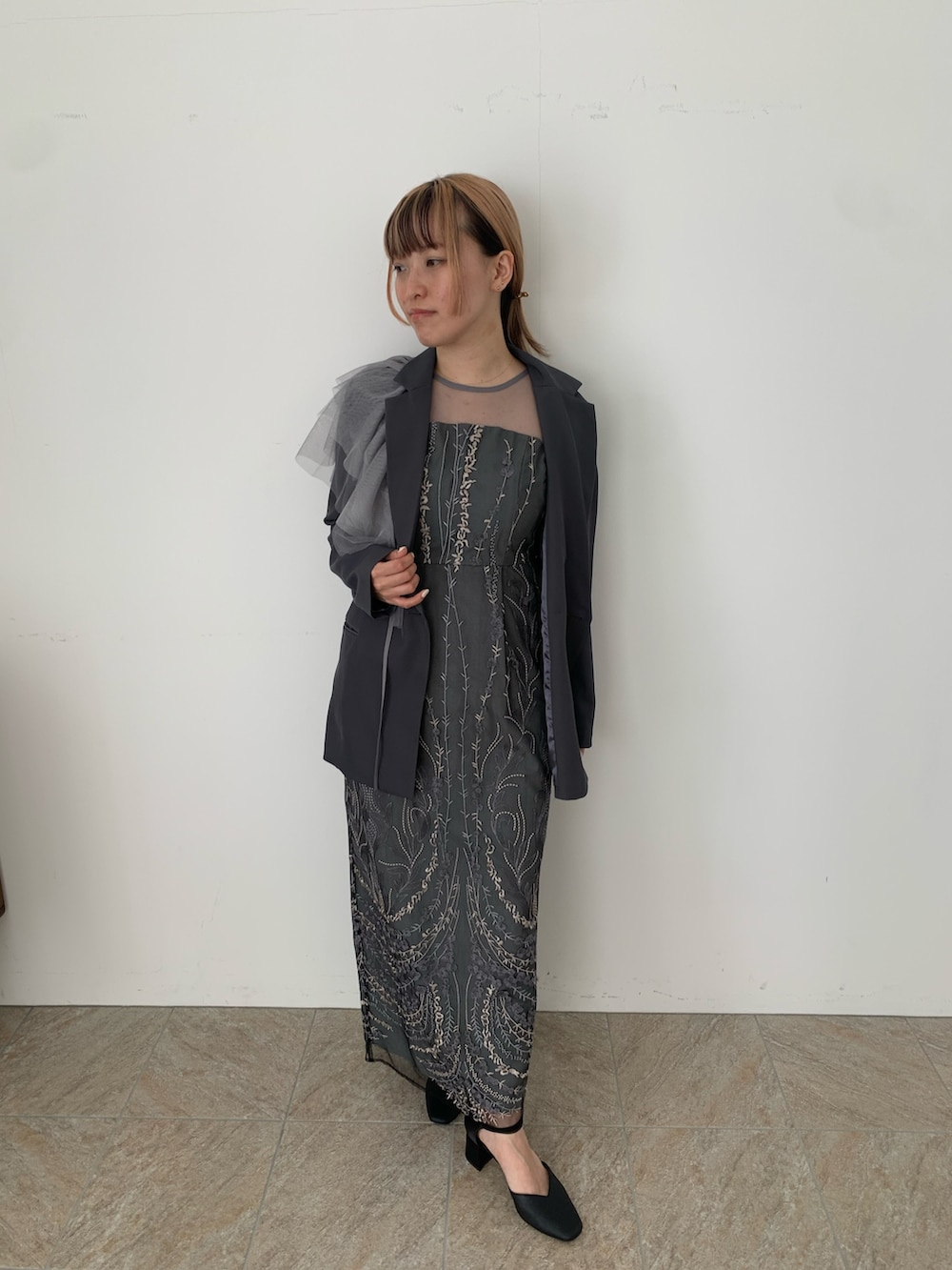 グレー系のドレス、グレー系のジャケット/アウター、ブラック系のパンプスを着用したレディースの春コーディネートの5枚目の写真