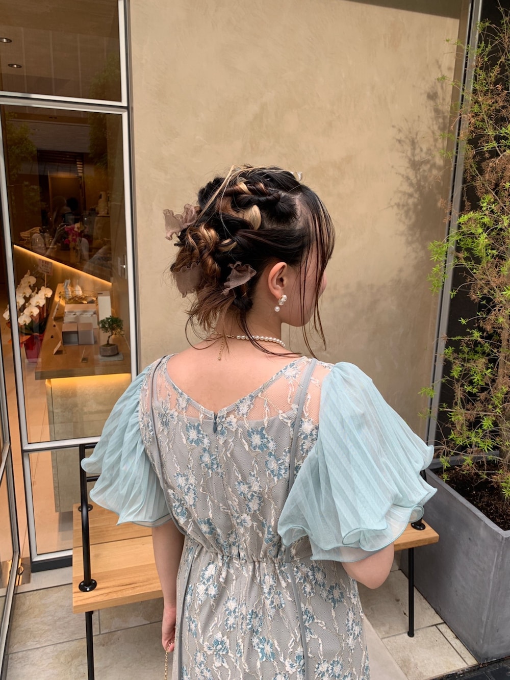 ブルー系のドレス、ゴールド系のネックレスを着用したレディースの夏コーディネートの6枚目の写真
