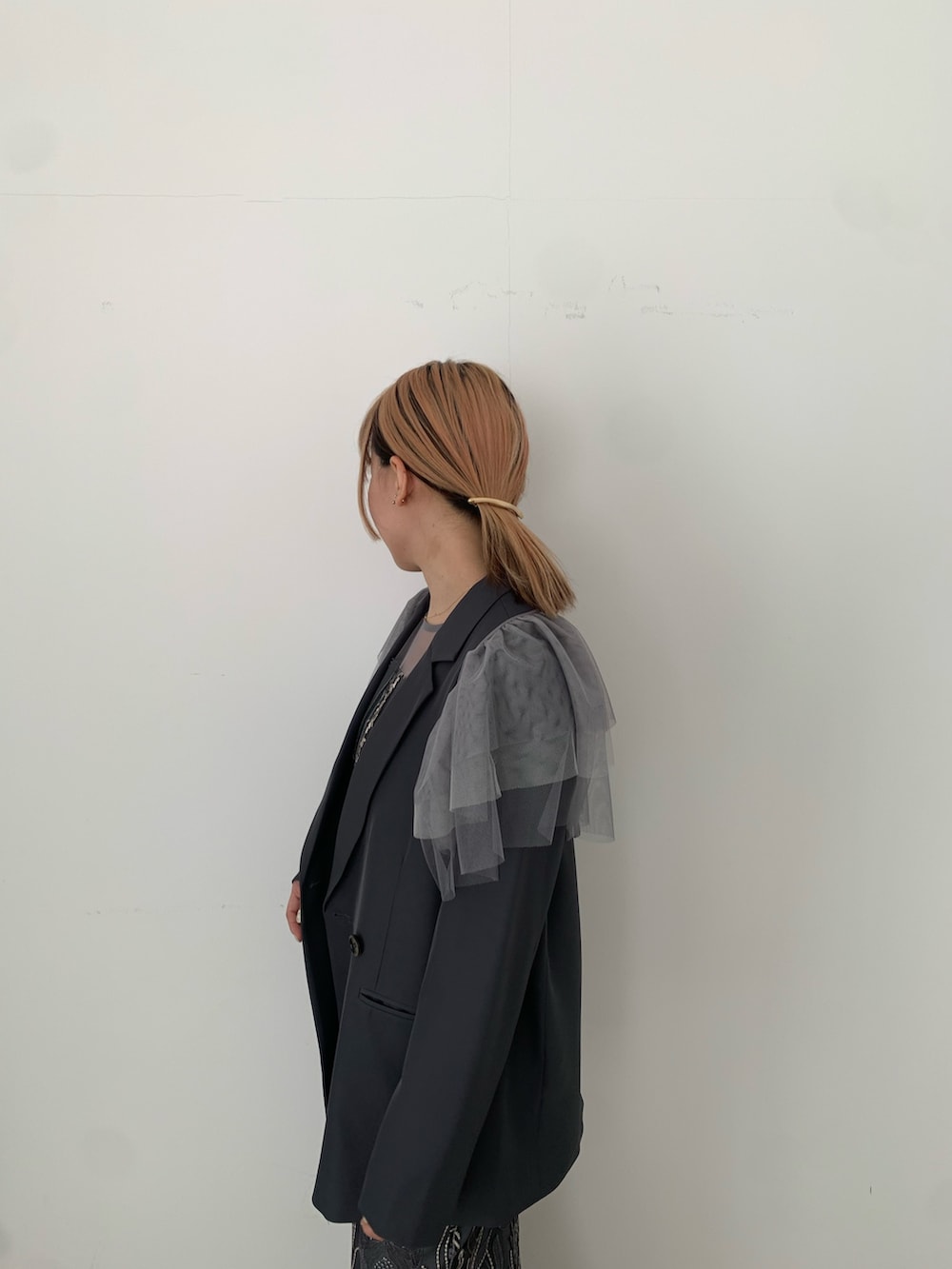 グレー系のドレス、グレー系のジャケット/アウター、ブラック系のパンプスを着用したレディースの春コーディネートの10枚目の写真